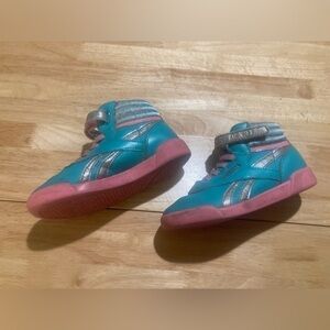 4/$25 Frozen theme Reebok sneakers in size 10 in good used condition. See pic